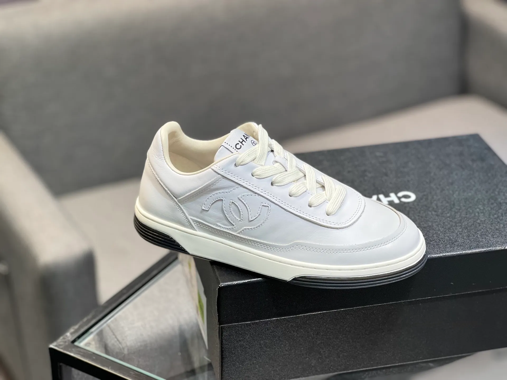 Men's men's shoes 💰660 Exclusive real shot (top version) CHANEL Chanel 2025ss color matching thick-soled casual sports shoes and sneakers. The counter is synchronized. The counter is very popular. A shoe that is very difficult to buy. The most popular thick-soled panda shoes on the Internet. It can be imagined that Xiaoxiang control can't miss it. It has both good looks and comfort. Simple and versatile white shoes. The thick sole increases the height and is super versatile. Close your eyes and wear it. Whoever wears it will look better. Upper: calfskin Lining: imported sheepskin lining Outsole: TPU original outsole Size: 35-44 (customized for women 41 and 40, and 45 for men)